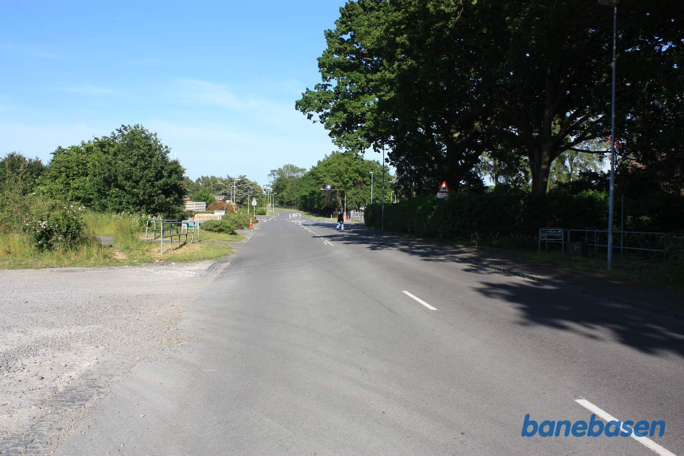 Vi er på Almegårdsvej og kan se banestien til venstre mod Sandvig og til højre mod Rønne