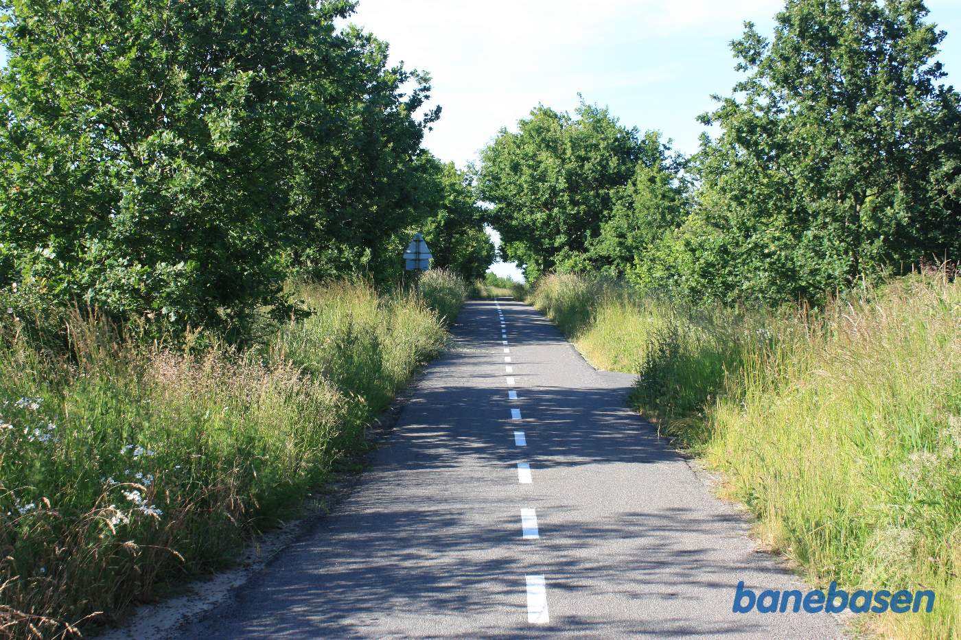 Vi er på Almegårdsvej og kigger mod Sandvig. Bakken op indikerer, at vejen efter banens nedlæggelse er gravet ned igen