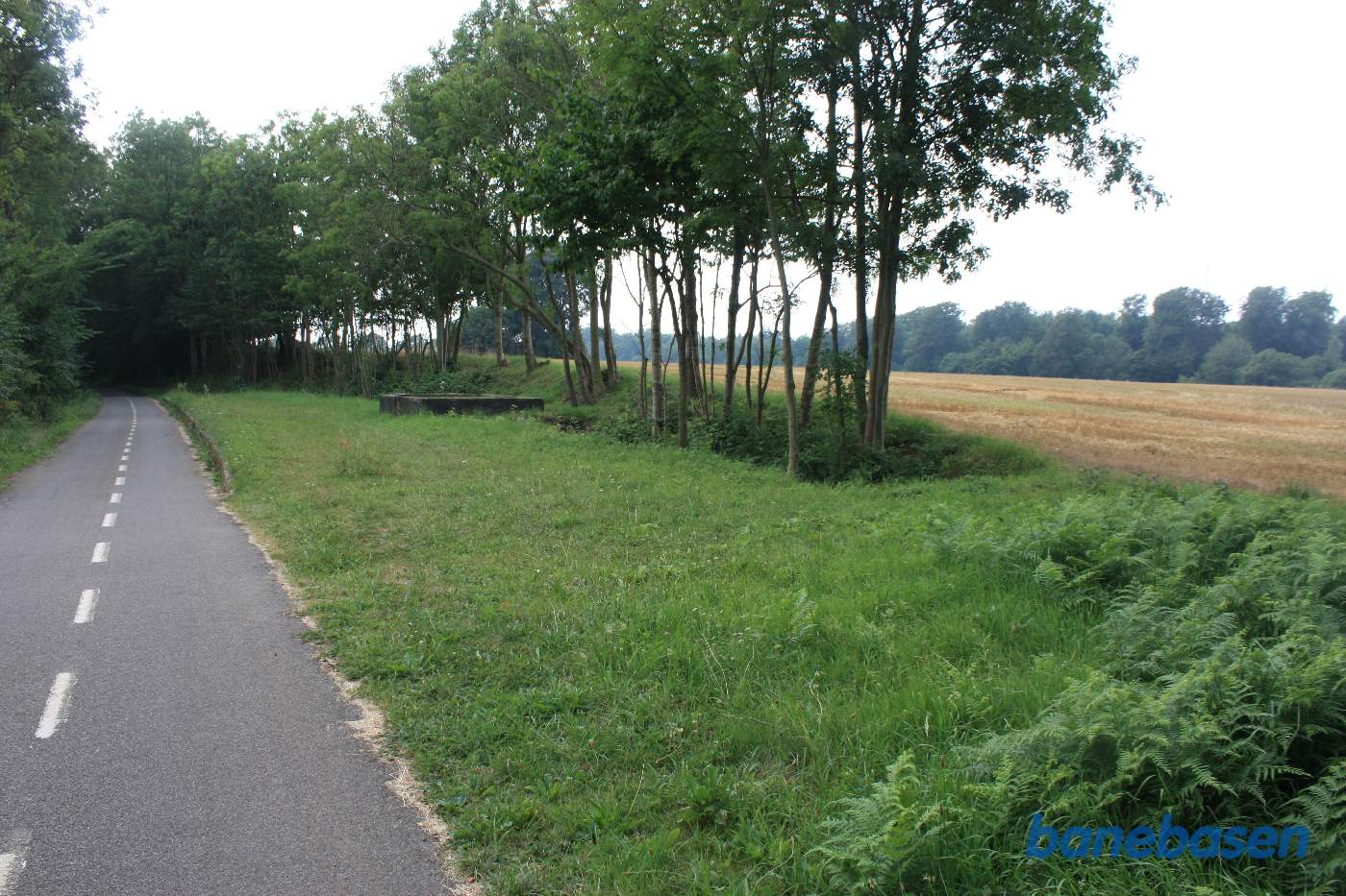 Vi ser perronkanten samt fundamentet til venteskuret. Vi kigger i retning af Rønne