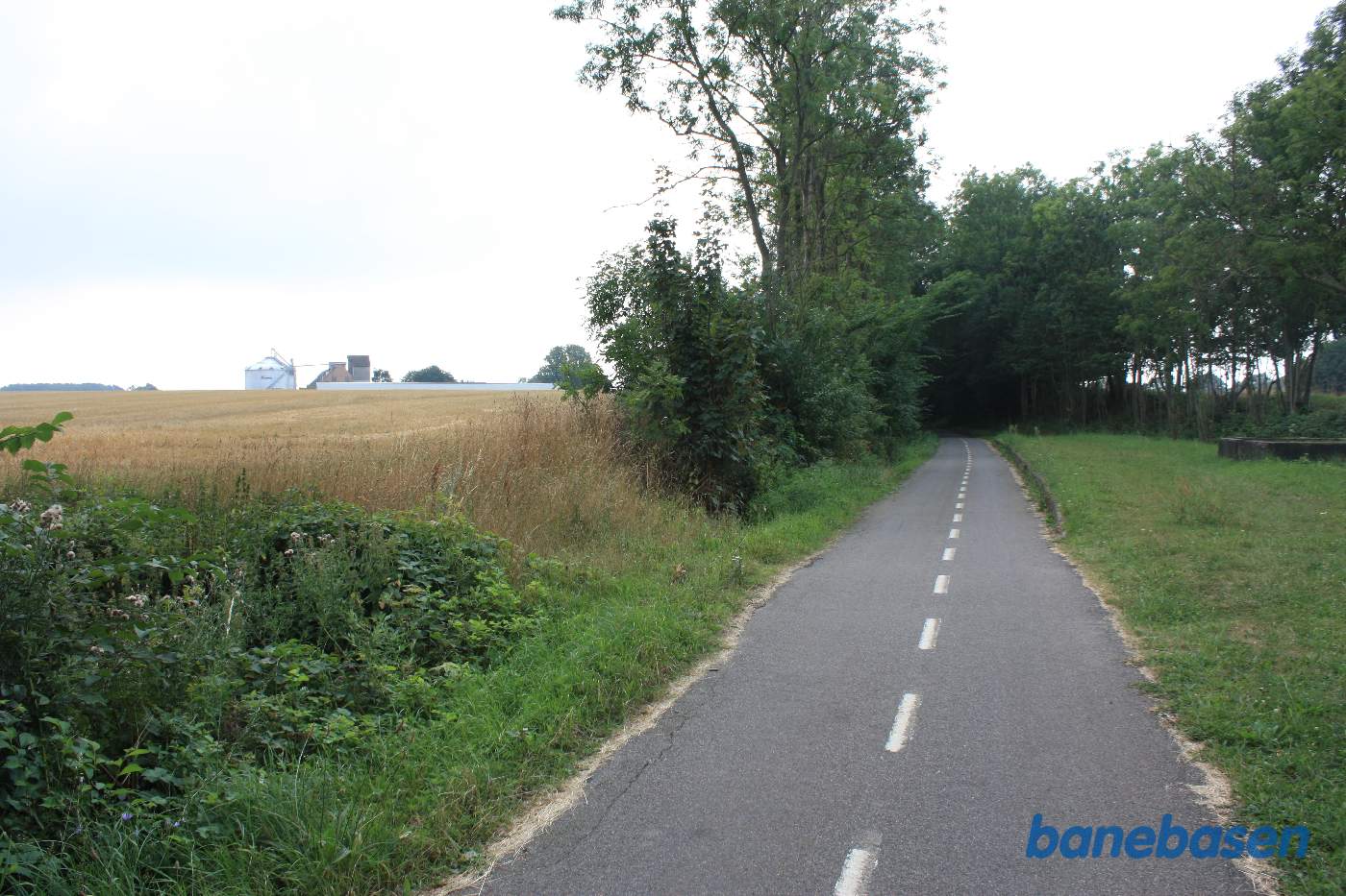 Vi ser perronkanten samt fundamentet til venteskuret. Vi kigger i retning af Rønne