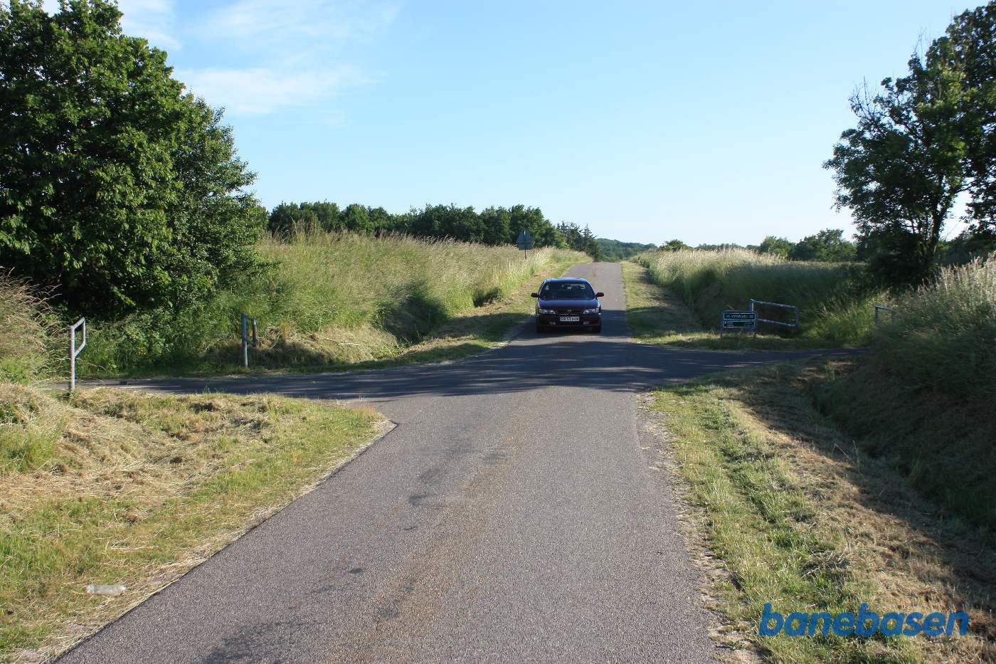 Vi står på Gyngeherred hvor banen er gravet lidt ned i forhold markerne og det er vejen så også. Sandvig mod venstre og Rønne mod højre Vi står på Gyngeherred hvor banen er gravet lidt ned i forhold markerne og det er vejen så også. Sandvig mod venstre og Rønne mod højre