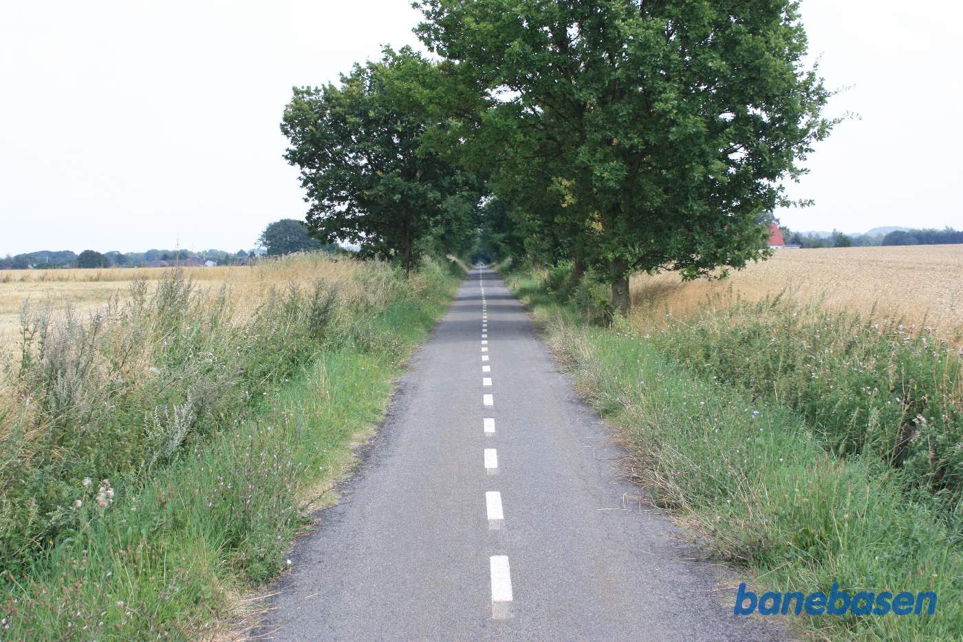 Vi er på det lange lige banestykke og kigger mod Sandvig Vi er på det lange lige banestykke og kigger mod Sandvig