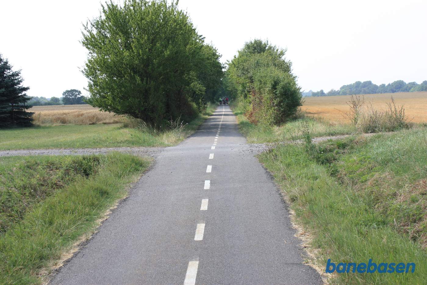 Vi er på det lange lige banestykke og kigger mod Rønne. Vejen til gården, på venstre side af banen, er lige foran Vi er på det lange lige banestykke og kigger mod Rønne. Vejen til gården, på venstre side af banen, er lige foran