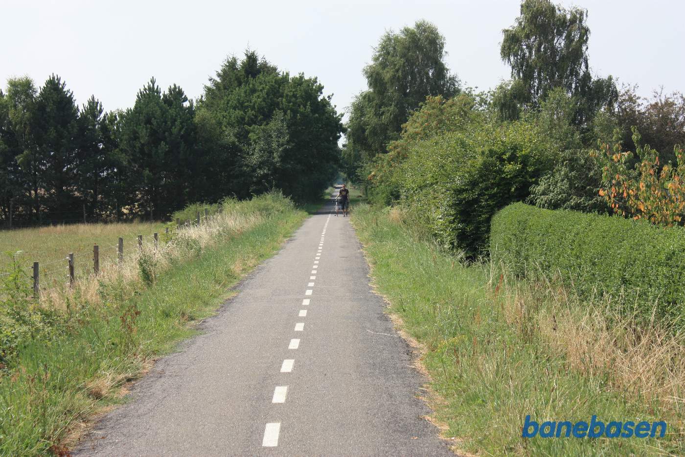 Vi er på det lange lige banestykke og kigger mod Rønne. Det nye villakvarter inde til højre Vi er på det lange lige banestykke og kigger mod Rønne. Det nye villakvarter inde til højre