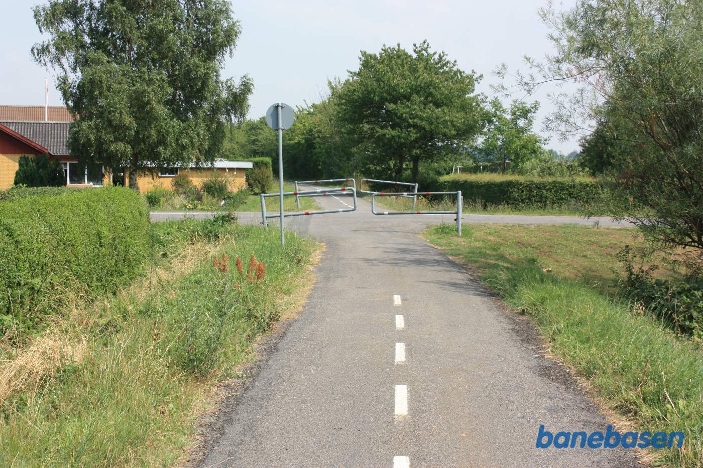 Vi er lige før Kirkemarksvej, der ses længere fremme. Vi ser i retning af Sandvig