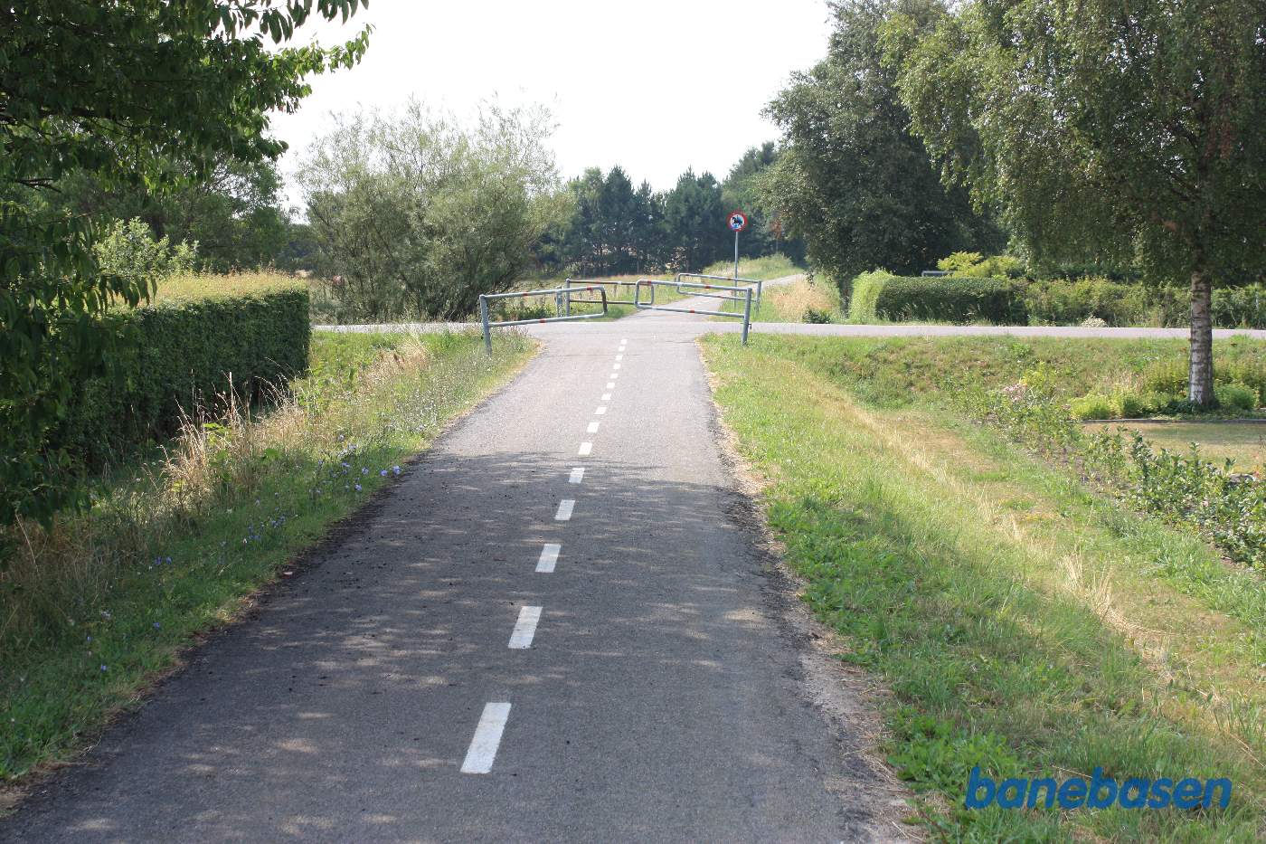 Vi er lige før Kirkemarksvej, der ses længere fremme. Vi ser i retning af Rønne