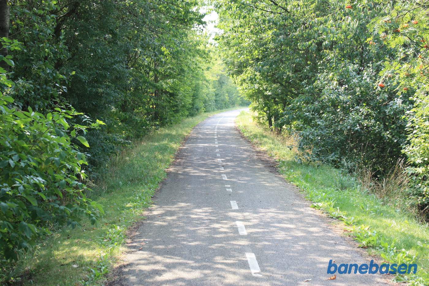 Vi kører i den store kurve rundt om villakvarteret og kigger mod Rønne Vi kører i den store kurve rundt om villakvarteret og kigger mod Rønne