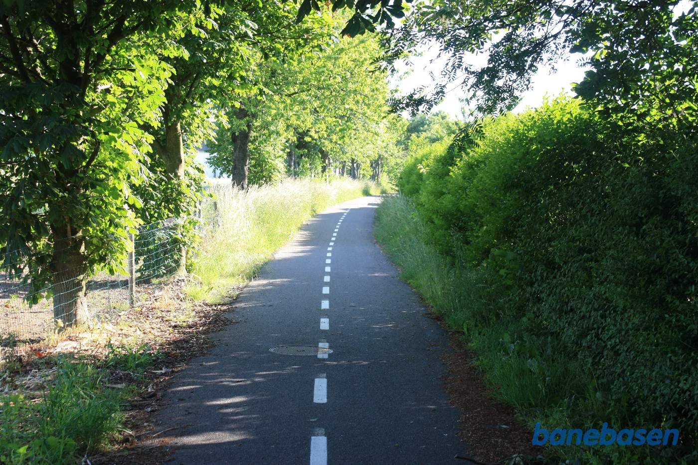 Vi kører i den store kurve rundt om villakvarteret og kigger mod Rønne Vi kører i den store kurve rundt om villakvarteret og kigger mod Rønne