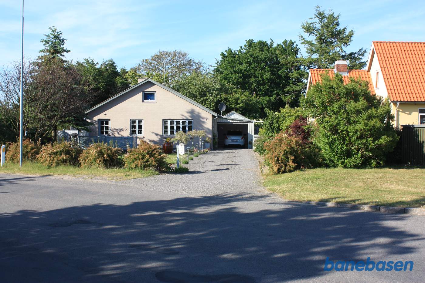 Vi er på Kirkebyvej og kigger ind på stationen i retning mod Sandvig Vi er på Kirkebyvej og kigger ind på stationen i retning mod Sandvig