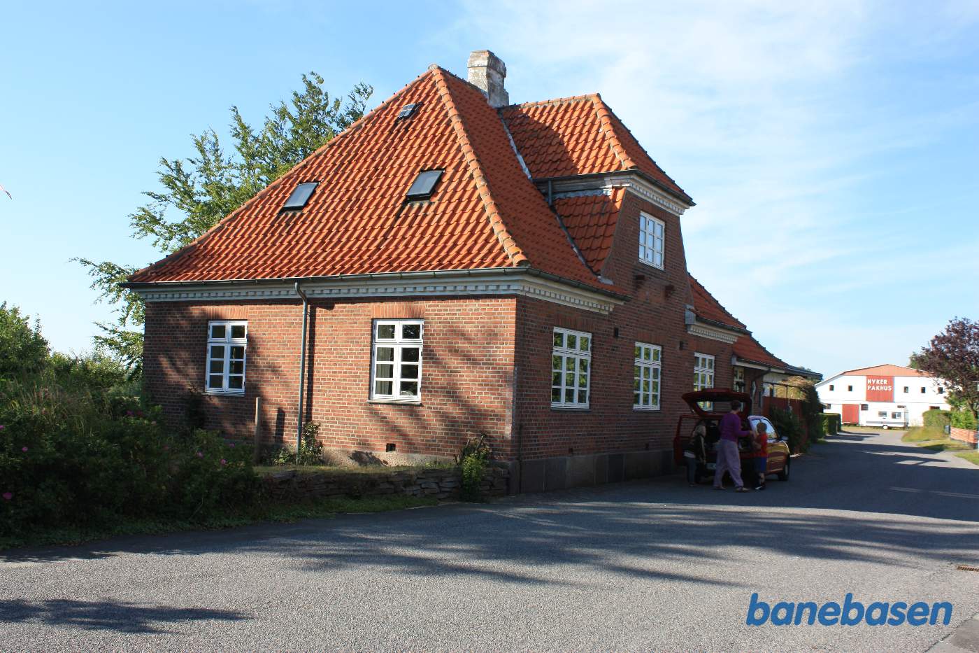 Stationsbygningen set fra vejen