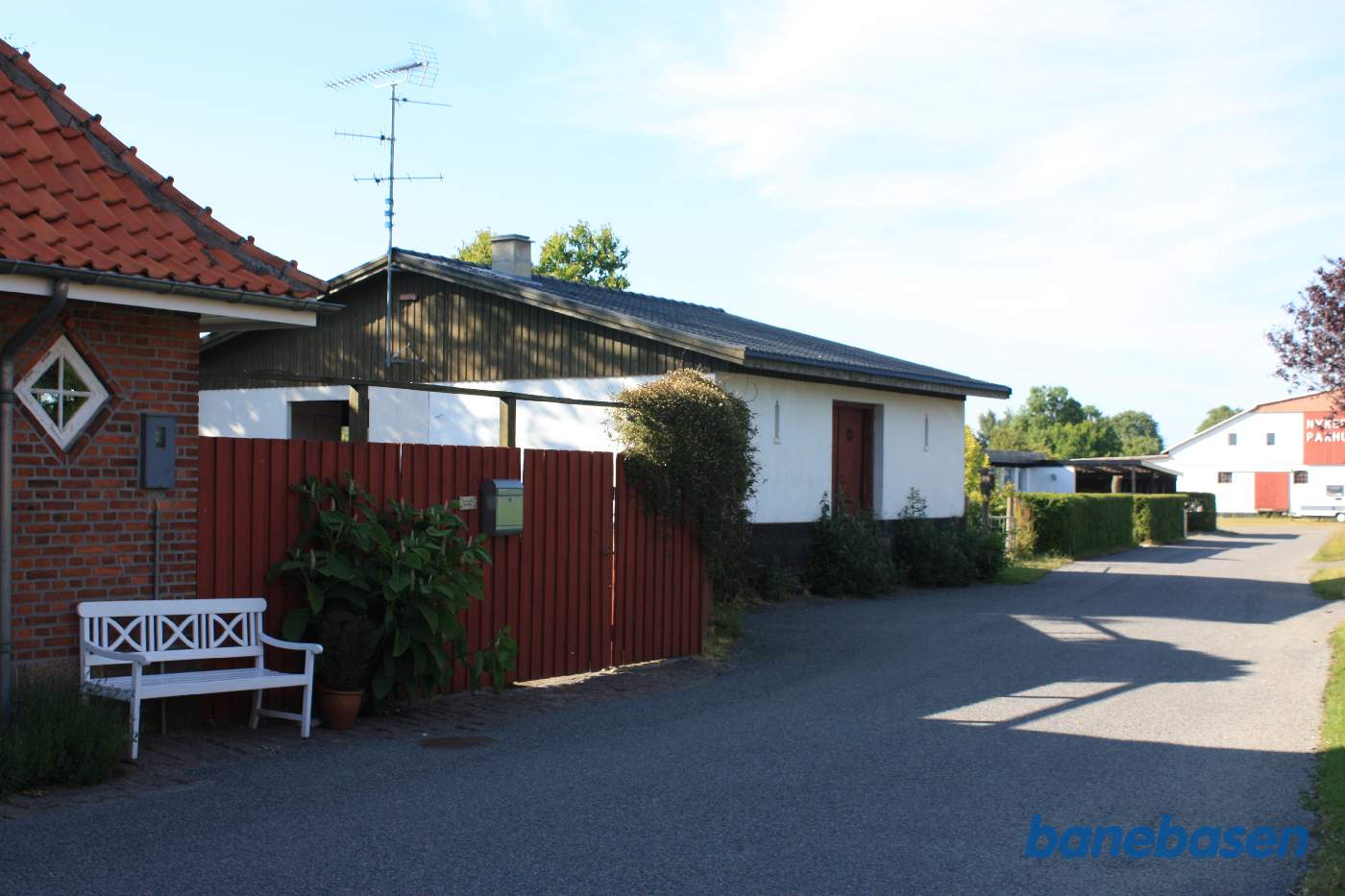 Pakhuset set fra vejen Pakhuset set fra vejen