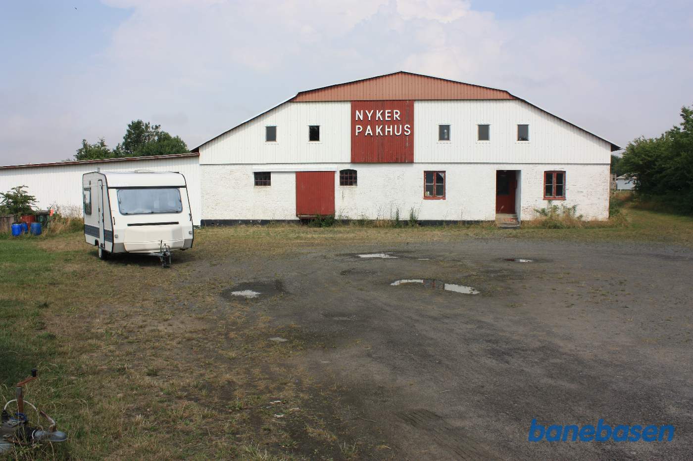 Banen gik ind, hvor den røde port er. Højre side af pakhuset var der i banens tid