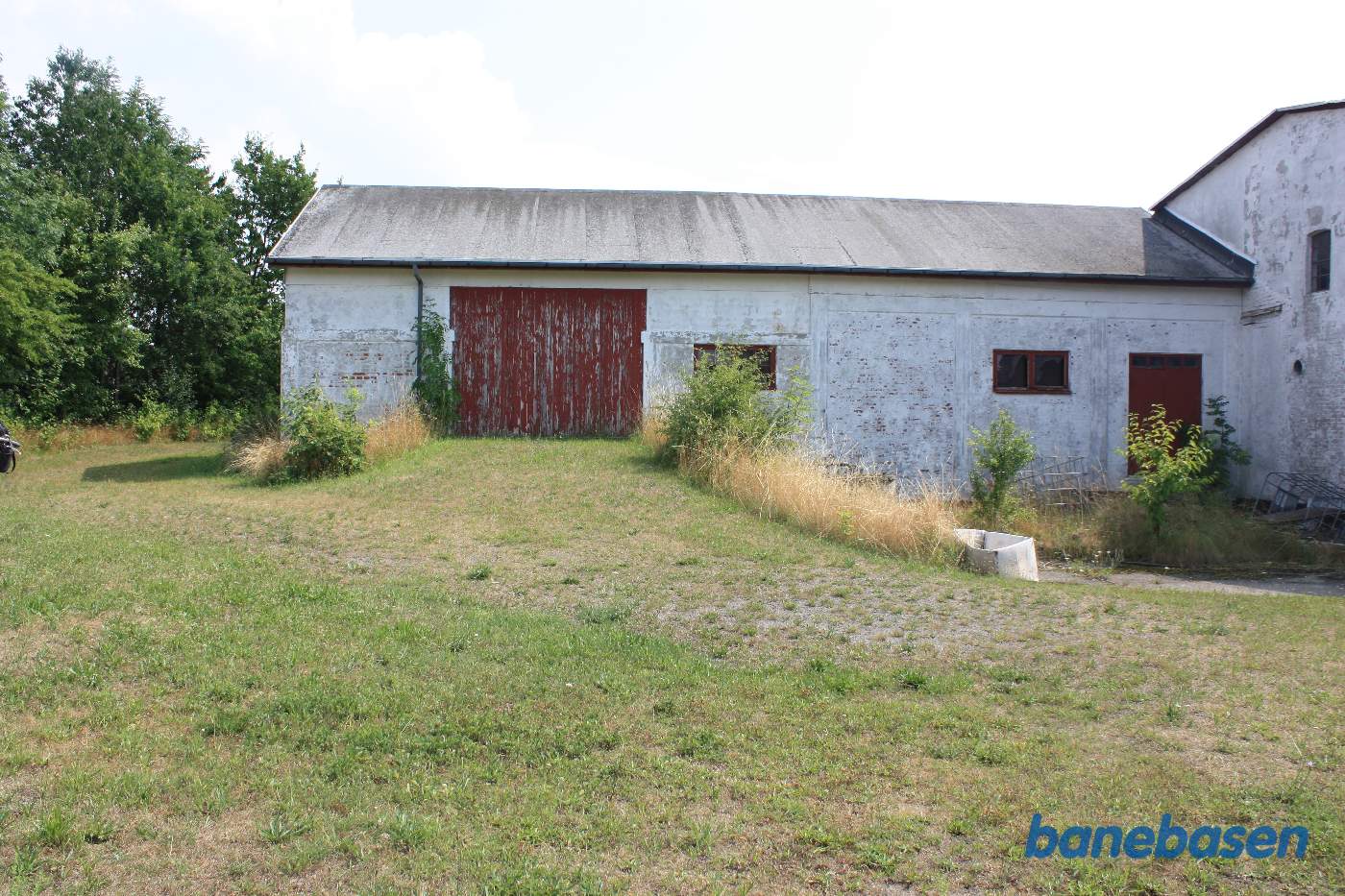Banen løb her nede foran pakhusets røde port, Sandvig til venstre og Rønne til højre Banen løb her nede foran pakhusets røde port, Sandvig til venstre og Rønne til højre