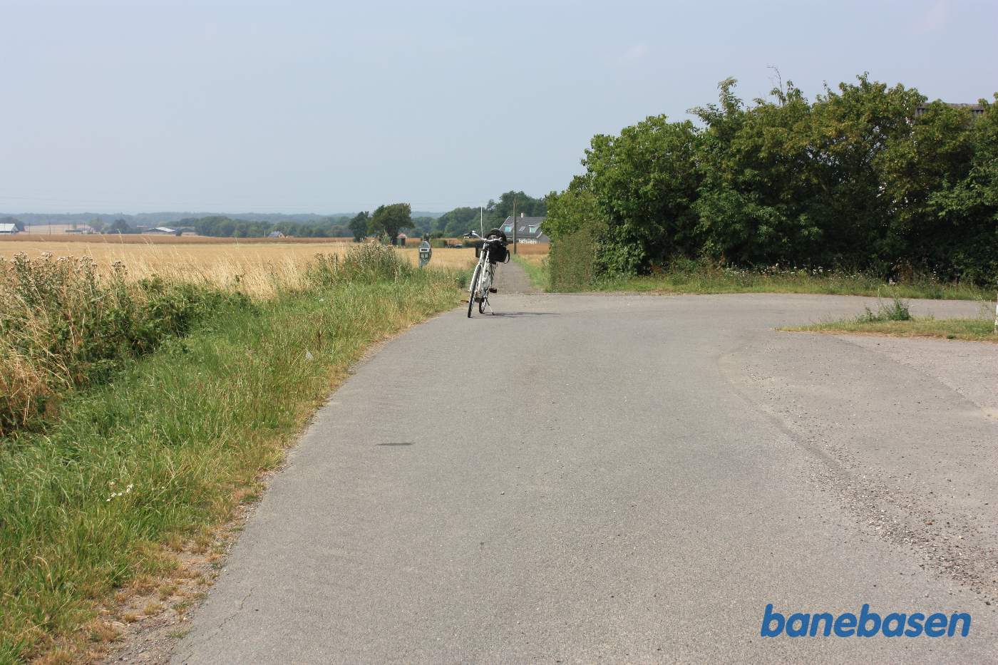 Vi står på Vallevadsvej hvor cyklen markerer hvor banen gik, mod Rønne til venstre og Sandvig til højre Vi står på Vallevadsvej hvor cyklen markerer hvor banen gik, mod Rønne til venstre og Sandvig til højre