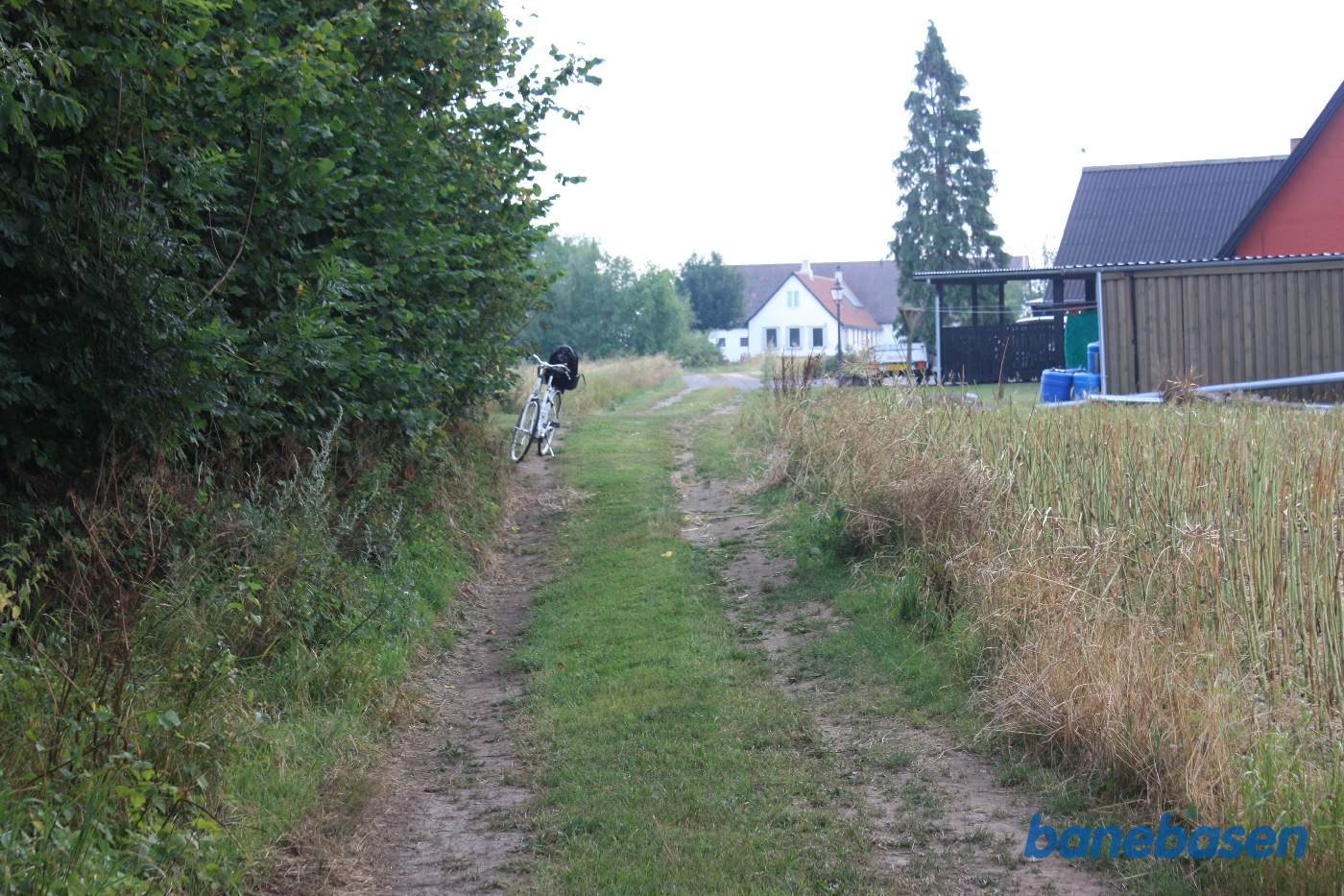 Vi er på en lille markvej hvor cyklen markerer, hvor banen gik Vi er på en lille markvej hvor cyklen markerer, hvor banen gik