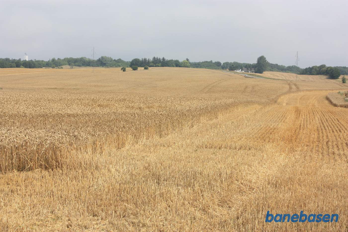 Banen gik i en stor blød bue, krydsede Brogårdsvej og svingede højre bag om gården til højre