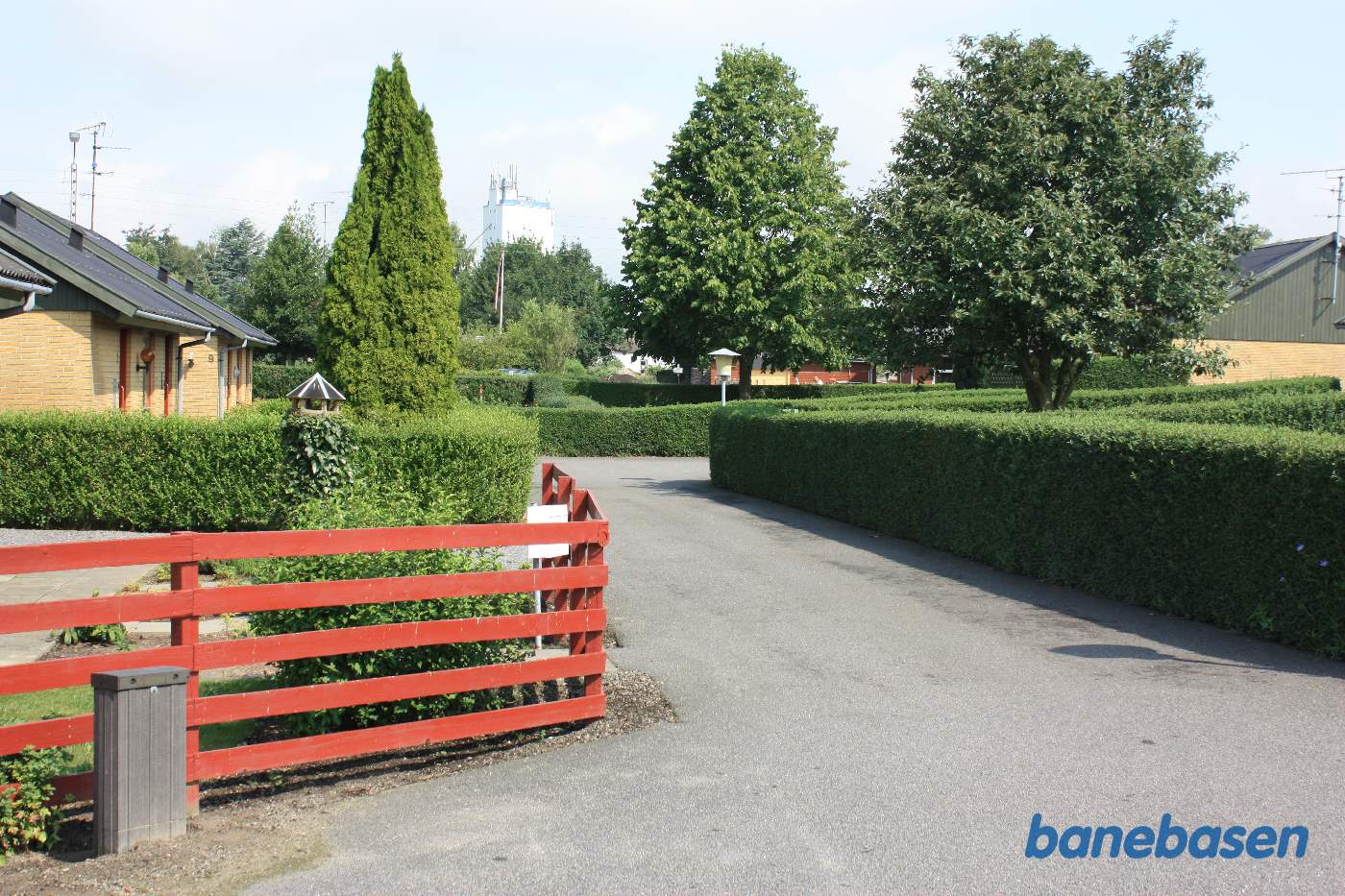 Vi står på Egevej og kigger i retning mod Sandvig