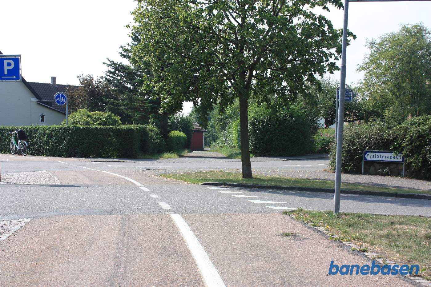 Vi står på banetracéen og kigger mod Rønne, banen gik på jordvejen midt i billedet