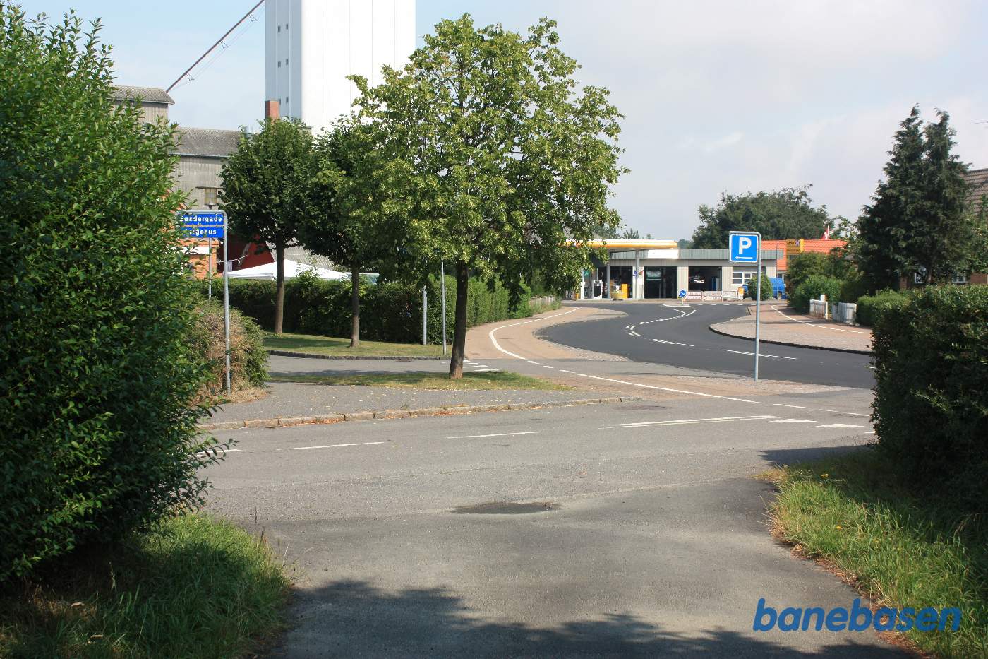 Vi står på banetracéen og kigger mod Sandvig, banen gik midt i billedet og ind gennem benzintanken på Sct. Klemensgade