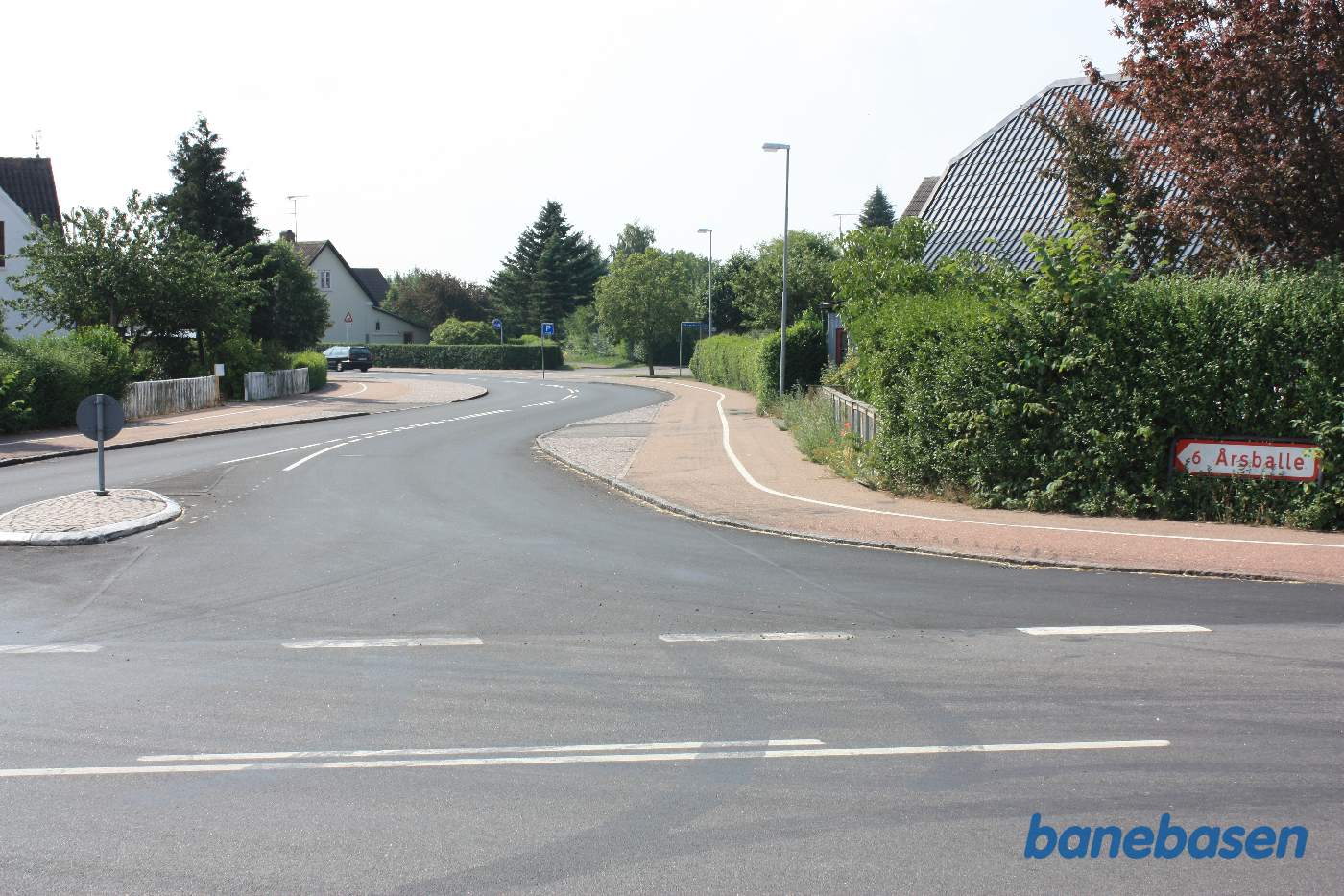 Vi står på Sct. Klemensgade og kigger mod Rønne. Jordvejen, hvor banen gik ned ad, ses midt i billedet