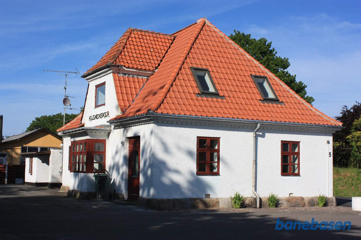 Stationsbygningen set fra banen