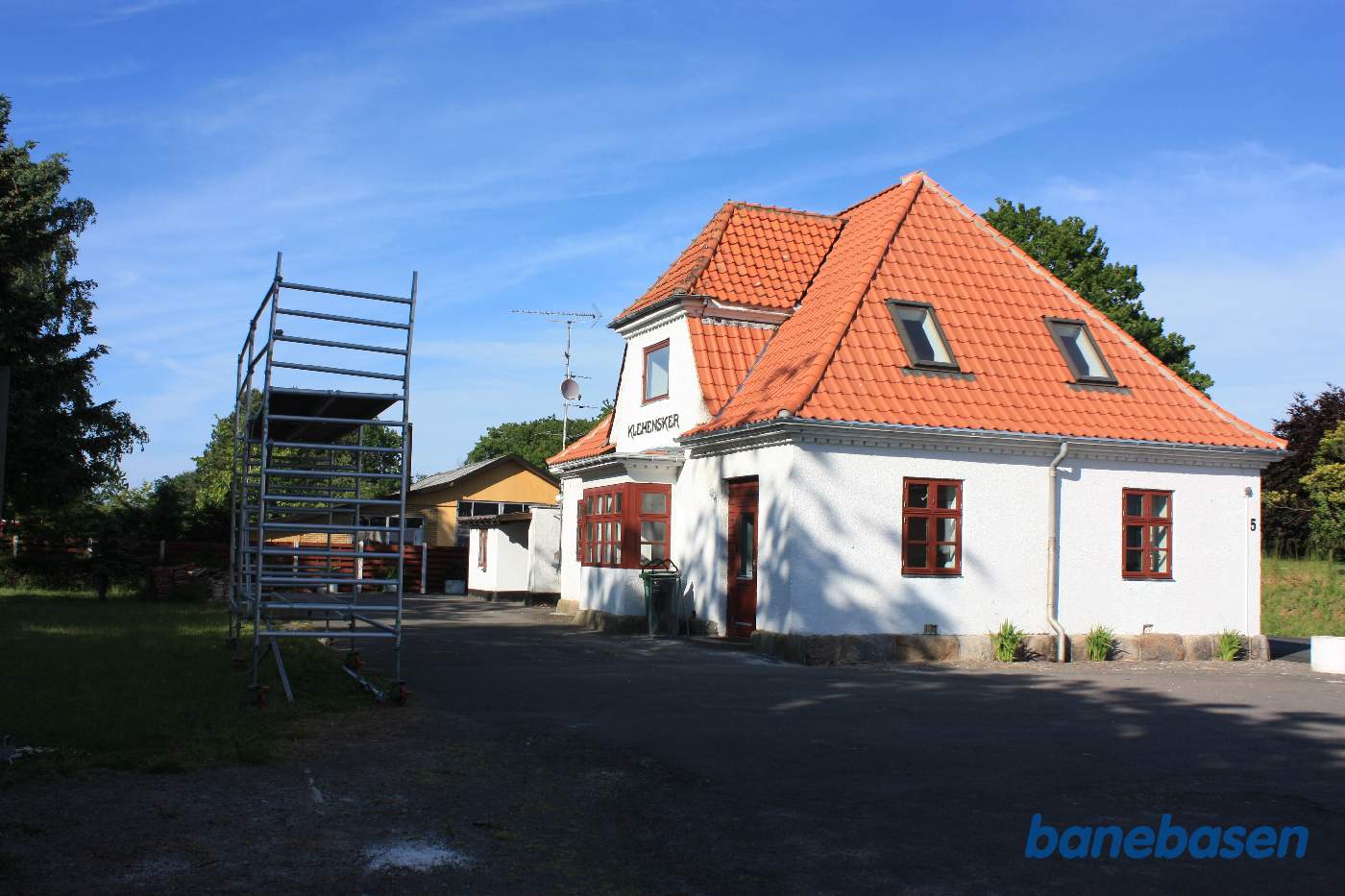 Stationsbygningen set fra banen Stationsbygningen set fra banen