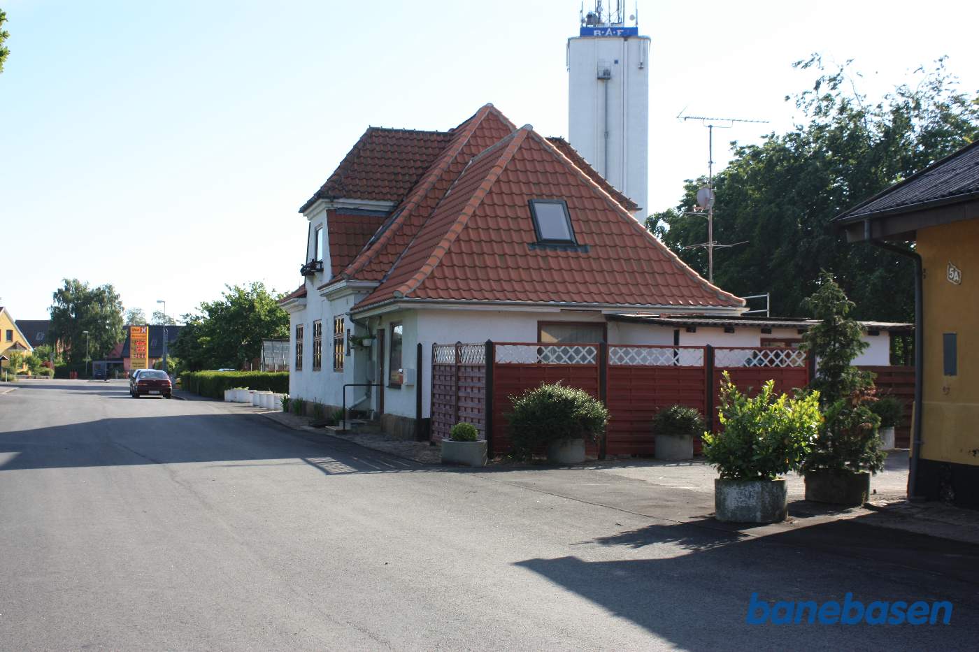 Stationsbygningen set fra vejen