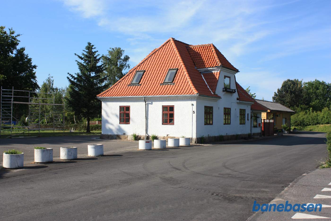 Stationsbygningen set fra vejen