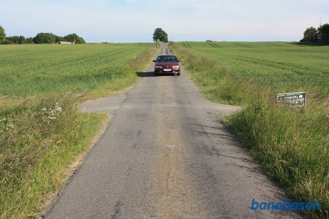 Vi er på Juelsmindevej, hvor banen krydser vejen, Sandvig til venstre og Rønne til højre