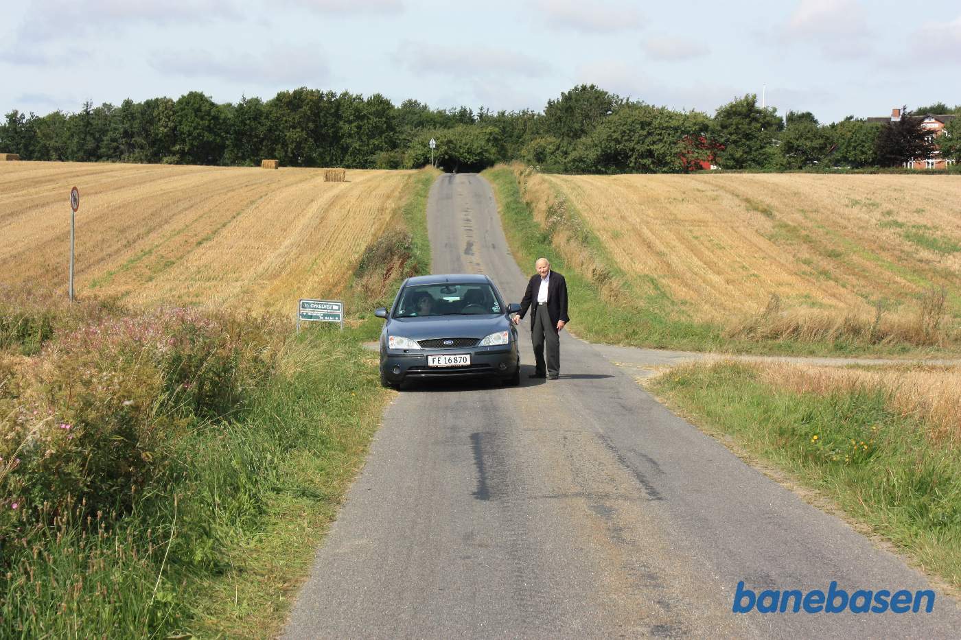 Vi er på Juelsmindevej, hvor banen krydser vejen, Rønne til venstre og Sandvig til højre