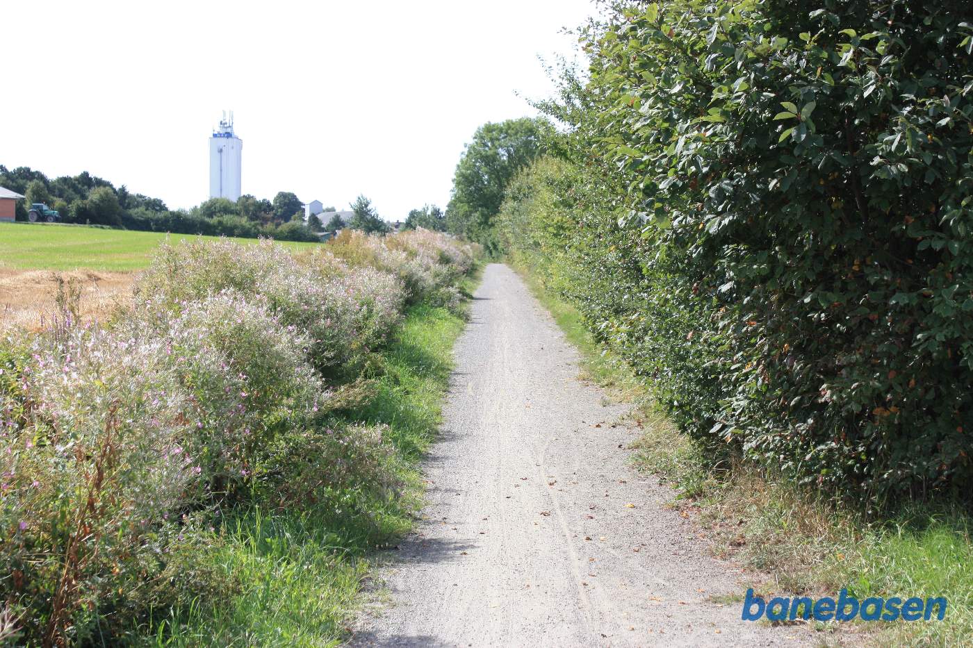 Vi er på Juelsmindevej, hvor banen krydser vejen. Vi kigger mod Rønne