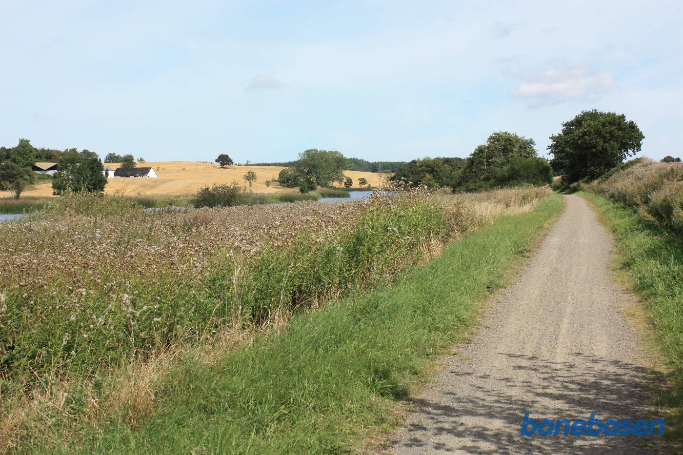 Vi er på banestien og kigger mod Sandvig. Her ses den anden lange sø til venstre i den lange bløde kurve Vi er på banestien og kigger mod Sandvig. Her ses den anden lange sø til venstre i den lange bløde kurve