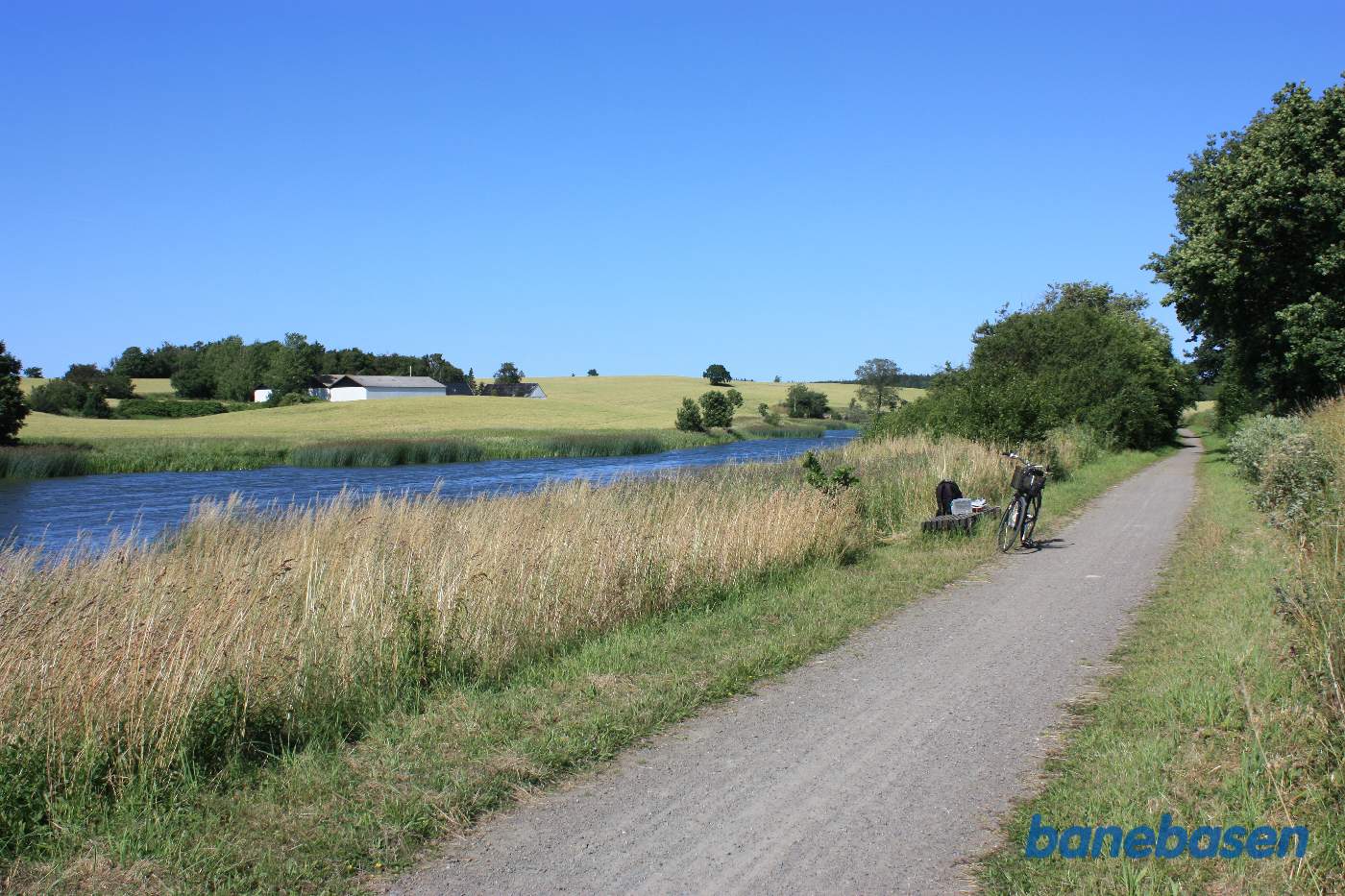 Vi er på banestien og kigger mod Sandvig, nok en hvilebænk med fin udsigt ud over søen