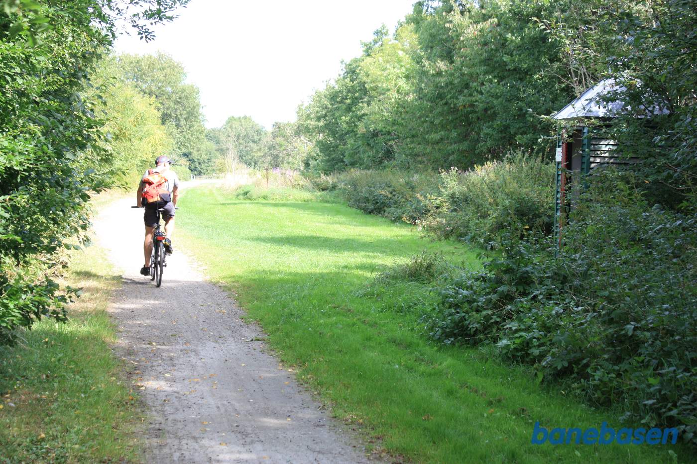 Vi er på banestien og kigger mod Sandvig, hvor Splidsgaard trinbræt lå her i lysningen Vi er på banestien og kigger mod Sandvig, hvor Splidsgaard trinbræt lå her i lysningen