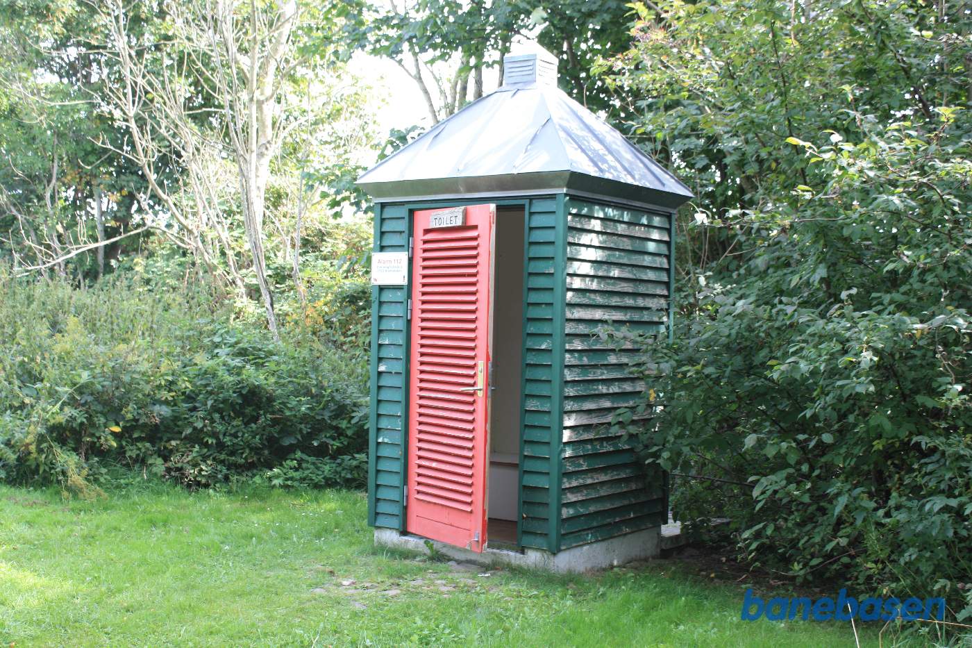 Toilethuset på trinbrættet er af nyere dato af hensyn til cykelturisterne. Trinbrættet lå nemlig på modsat side af sporet og lidt længere fremme mod Sandvig