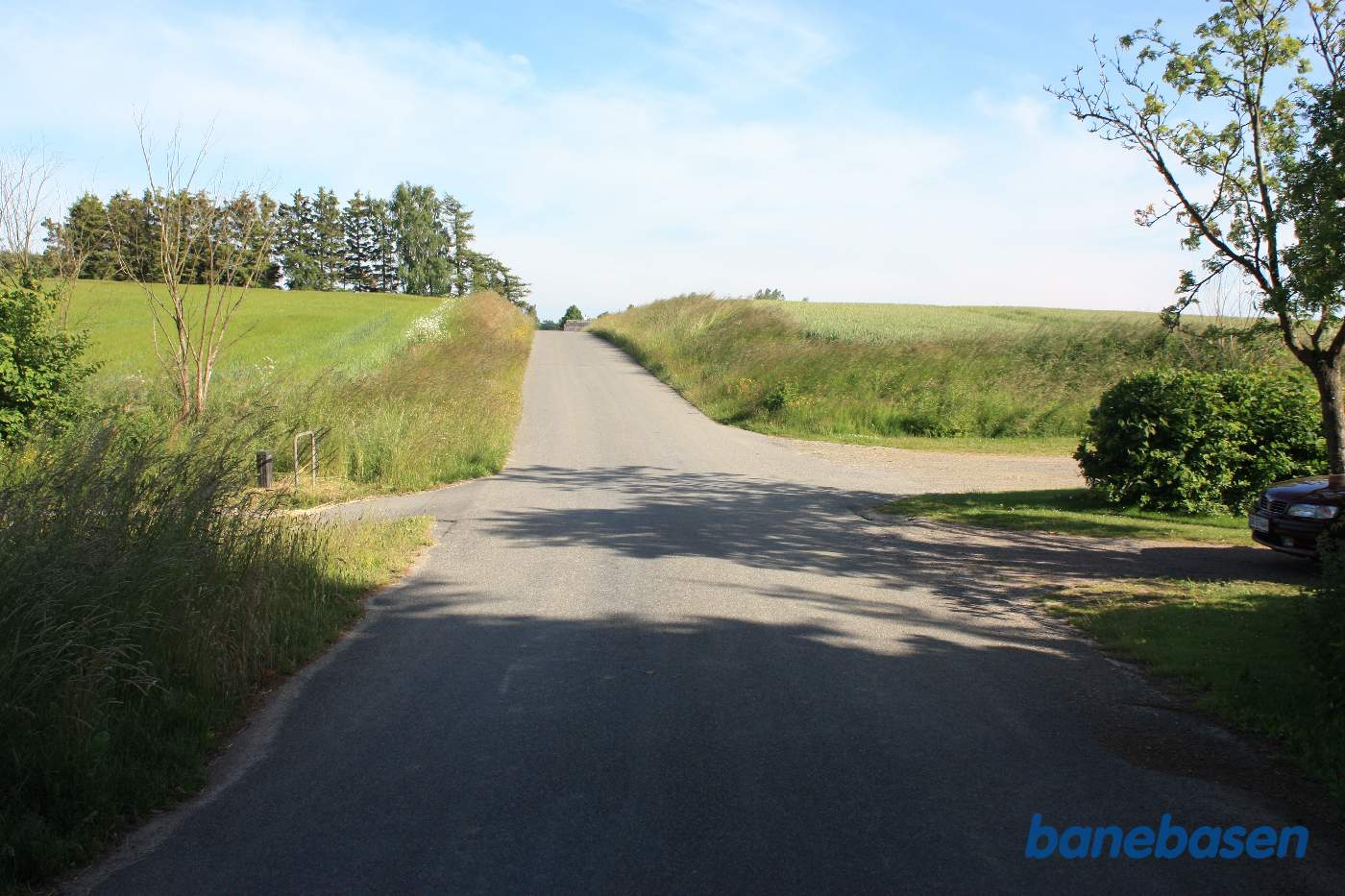 Vi står på Dammegårdsvej og kigger på der hvor banen krydsede vejen. Sandvig til venstre og Rønne til højre