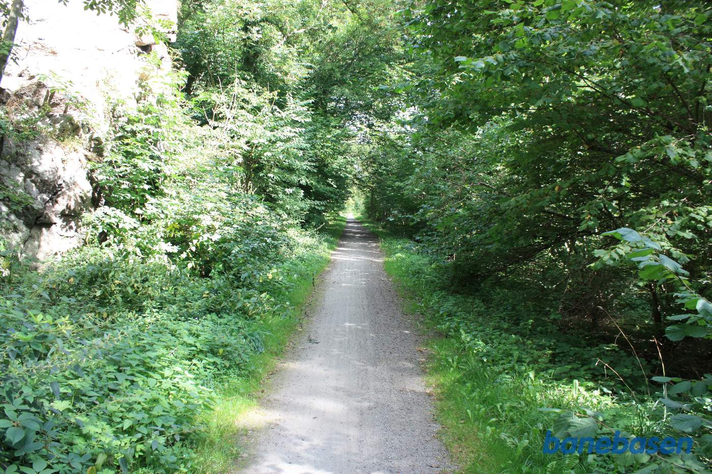 Vi er på banestien i kløften "Kleven" og kigger mod Sandvig