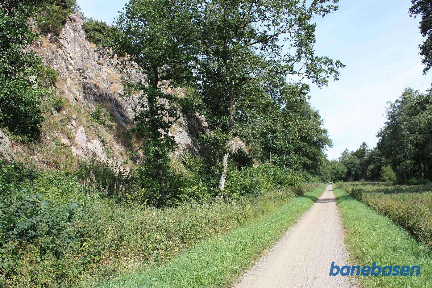 Vi er på banestien i kløften "Kleven" og kigger mod Sandvig