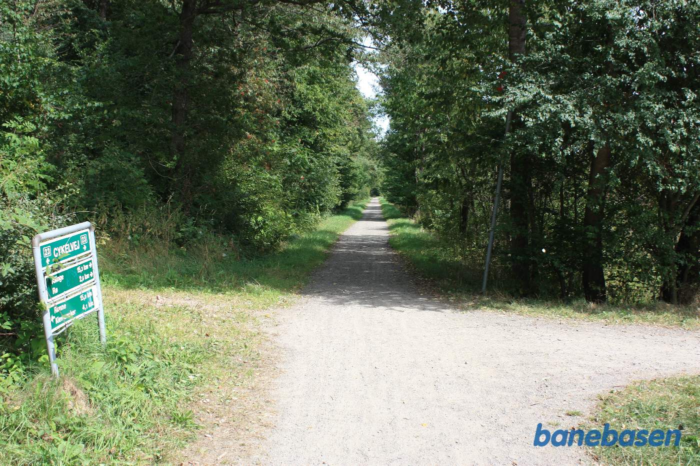 Vi er på banestien og kigger mod Sandvig, stien til højre er Klemenskervej