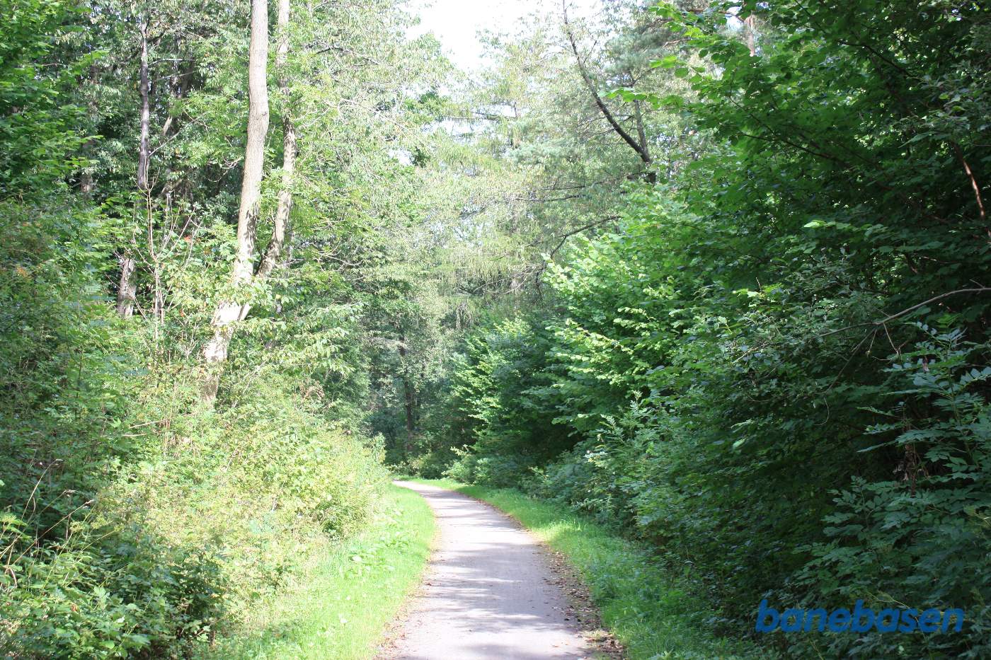 Vi er på banestien i en kurve og kigger mod Sandvig Vi er på banestien i en kurve og kigger mod Sandvig