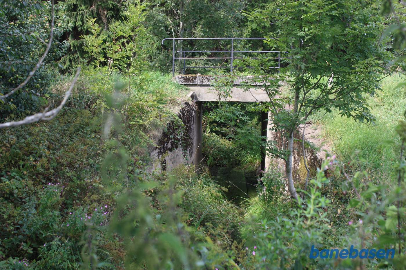 Vi ser på broen over bækken, Rønne til venstre og Sandvig til højre Vi ser på broen over bækken, Rønne til venstre og Sandvig til højre