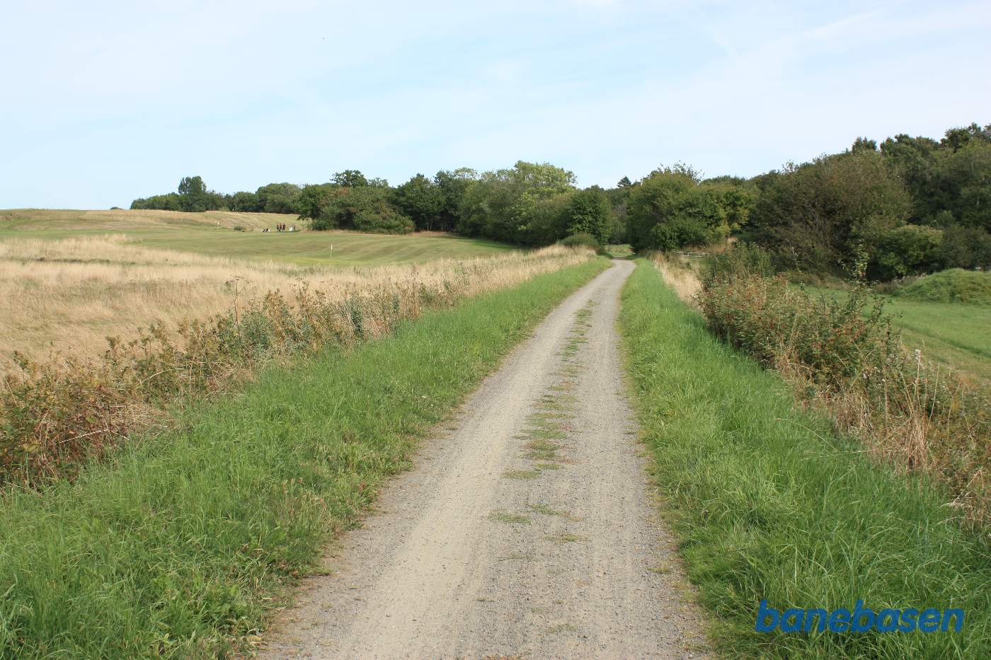 Vi passerer golfbanen til venstre i retning mod Sandvig