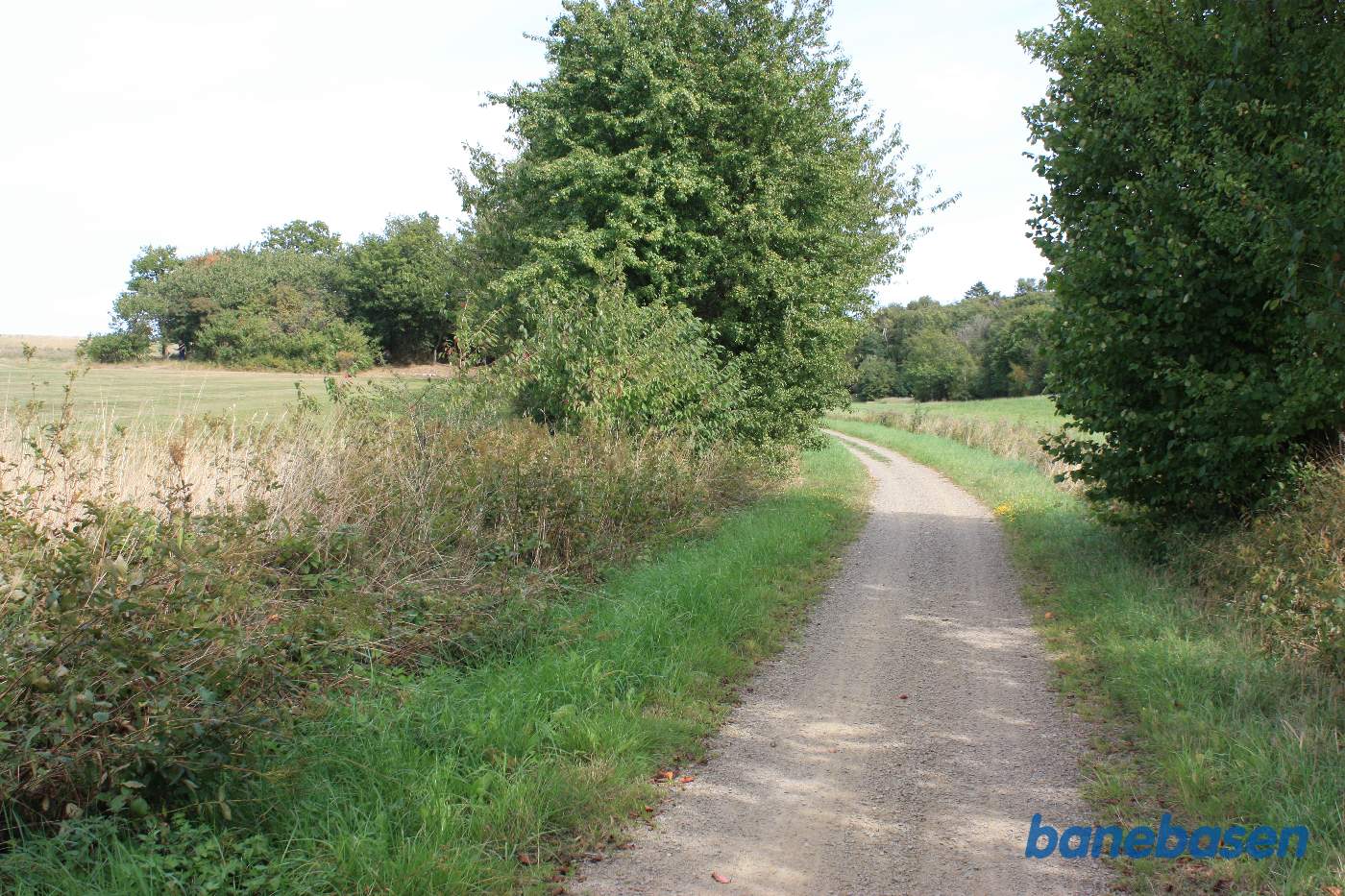 Vi passerer golfbanen til venstre i retning mod Sandvig