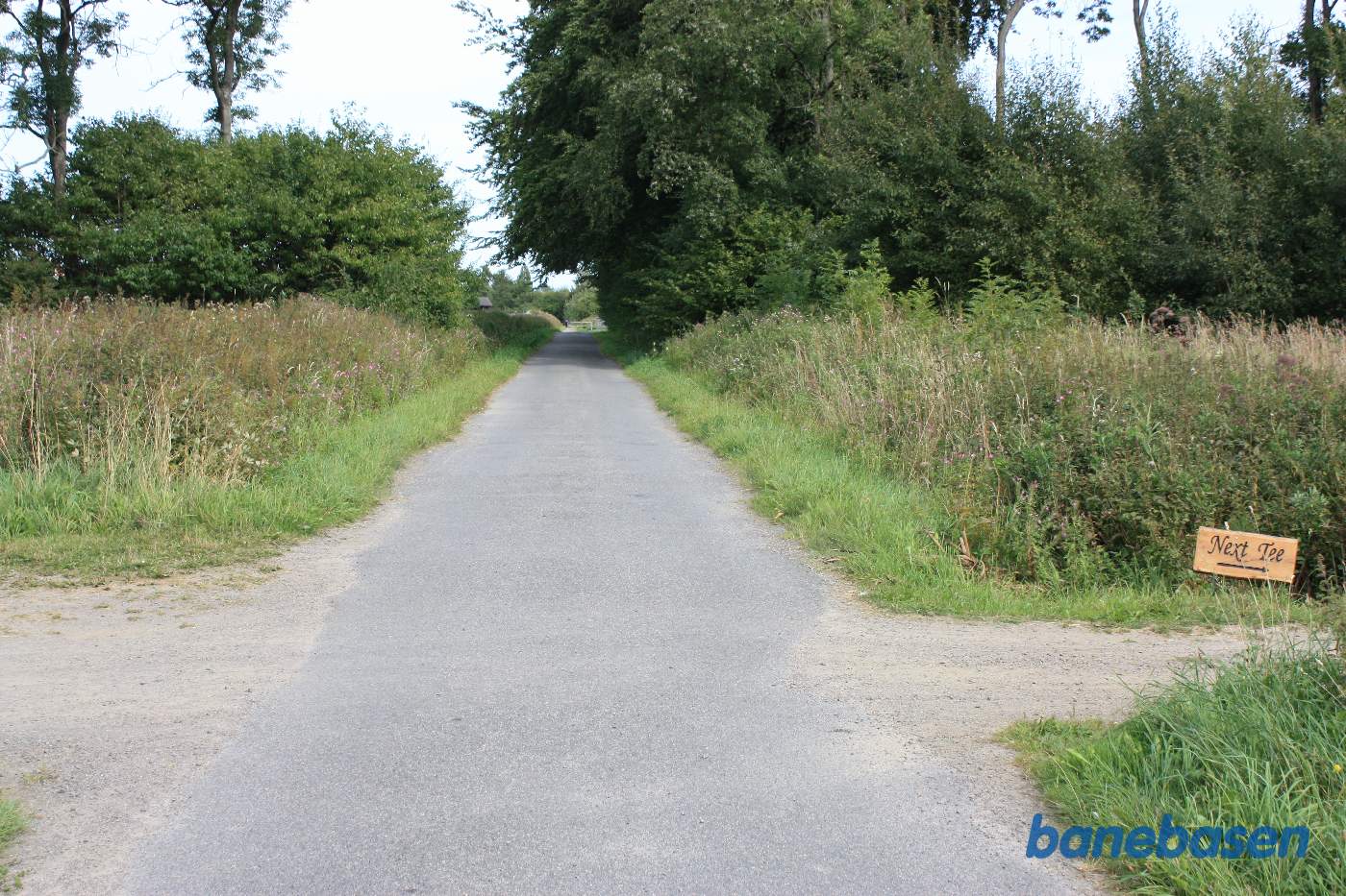 Banen er nu blevet til vejen til golfbanen, vi ser i retning mod Sandvig