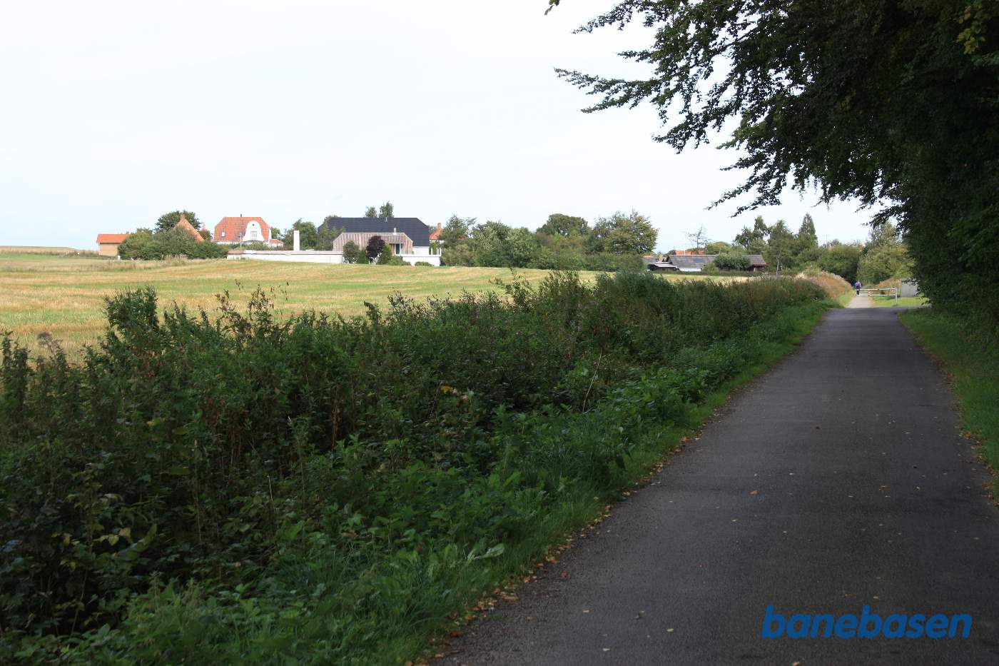 Vejen til golfbanen går fra til højre, 40 meter længere fremme mod Sandvig