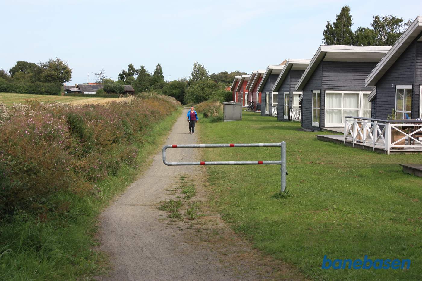 Banen fortsætter forbi sommerhusene i retning mod Sandvig