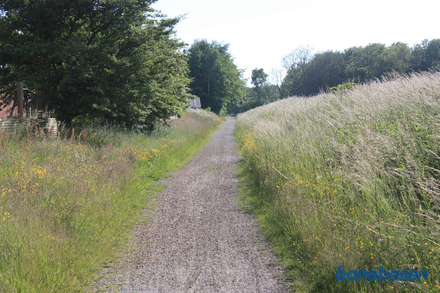 Banestien set i retning mod Rønne, sommerhusene inde til venstre