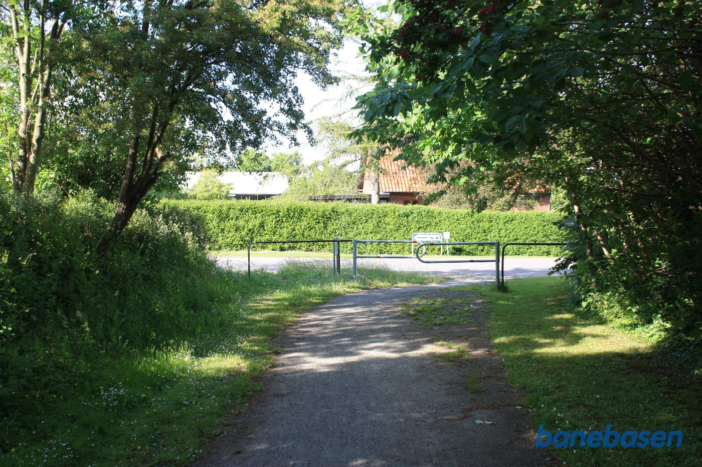 Banestien set i retning mod Sandvig, hvor den slutter. Banen fortsatte igennem villaerne overfor, på den anden side af Røvej Banestien set i retning mod Sandvig, hvor den slutter. Banen fortsatte igennem villaerne overfor, på den anden side af Røvej