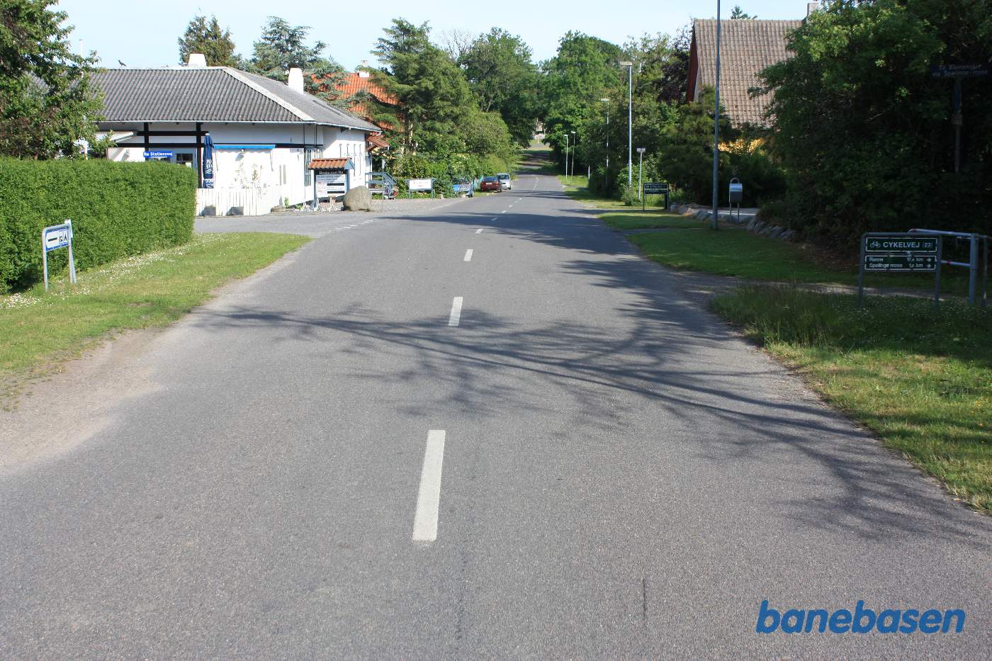 Vi står på Røvej hvor banen krydsede vejen, Sandvig til venstre og Rønne til højre Vi står på Røvej hvor banen krydsede vejen, Sandvig til venstre og Rønne til højre