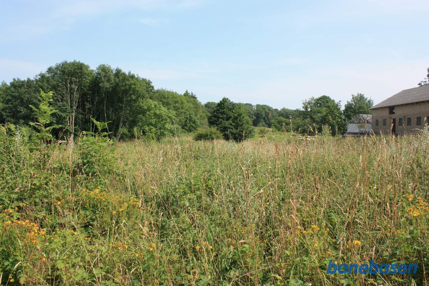 Banen gik bagom gården der ses inde til højre og vi kigger i retning mod Rønne Banen gik bagom gården der ses inde til højre og vi kigger i retning mod Rønne